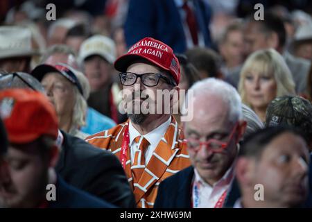 Milwaukee, Wisconsin, Stati Uniti. 15 luglio 2024. Blake Marnell, che partecipa ai raduni di Trump indossando la sua tuta da âwallâ, alla Convention Nazionale Repubblicana di Milwaukee, Wisconsin, al Fiserv Forum di lunedì 15 luglio 2024. Credito: Annabelle Gordon/CNP credito: dpa Picture Alliance/Alamy Live News Foto Stock