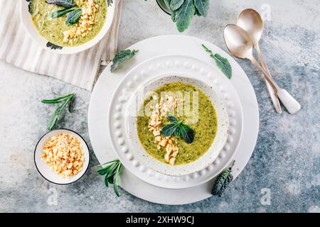Zuppa di cavoli di palma verde con noci di macadamia arrostite, cibo vegano Foto Stock