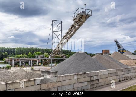 Cava di ghiaia, impianto - produzione industriale di pietre, impianto industriale con trasportatore a nastro in miniera a cielo aperto Foto Stock