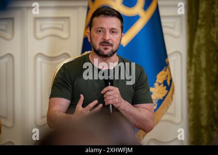 Kiev, Ucraina. 15 luglio 2024. La foto mostra il presidente ucraino Volodymyr Zelensky tiene un discorso durante la sua conferenza stampa a Kiev il 15 luglio 2024, in mezzo all'invasione russa in Ucraina. Il 15 luglio 2024, il presidente ucraino Volodymyr Zelensky ha dichiarato che la Russia dovrebbe essere rappresentata in un secondo vertice volto a garantire una pace duratura con il Cremlino, dopo più di due anni di guerra. Foto della Presidenza Ucraina via ABACAPRESS. COM credito: Abaca Press/Alamy Live News Foto Stock