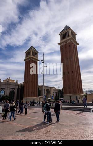 Nell'animata Plaza d'Espanya, le Torri Veneziane sono maestose sentinelle e accolgono i visitatori nel vibrante cuore di Barcellona. Foto Stock