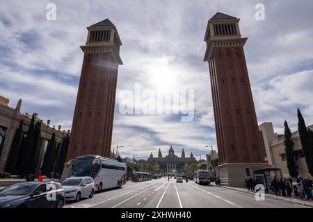 Sali sulle Torri veneziane e sarai ricompensato con viste panoramiche mozzafiato dell'iconico skyline di Barcellona. Dal punto panoramico delle torri Foto Stock