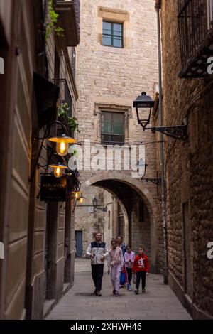 Barcellona, Spagna, 31 ottobre 2023 - passeggiare per le stradine della città vecchia di Barcellona vicino alla cattedrale è un viaggio indietro nel tempo. Foto Stock