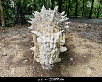 Figura realistica di un parco della foresta di dinosauri Sajchania a Kazimierz Sosnowiec. Il predatore preistorico crea un elemento affascinante del paesaggio, a. Foto Stock