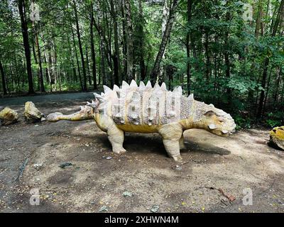 Figura realistica di un parco della foresta di dinosauri Sajchania a Kazimierz Sosnowiec. Il predatore preistorico crea un elemento affascinante del paesaggio, a. Foto Stock