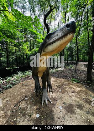 Dinosauro Archozaur. Figura realistica di un parco della foresta di dinosauri Archozaur a Kazimierz Sosnowiec. Predatore preistorico affascinante elemento della la Foto Stock