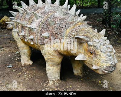 Figura realistica di un parco della foresta di dinosauri Sajchania a Kazimierz Sosnowiec. Il predatore preistorico crea un elemento affascinante del paesaggio, a. Foto Stock