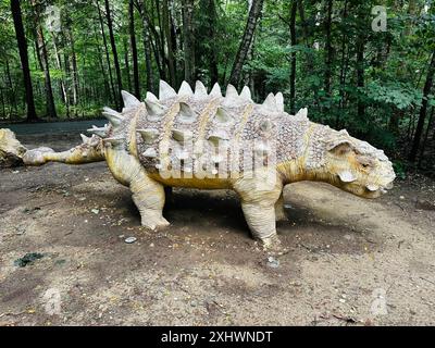 Figura realistica di un parco della foresta di dinosauri Sajchania a Kazimierz Sosnowiec. Il predatore preistorico crea un elemento affascinante del paesaggio, a. Foto Stock