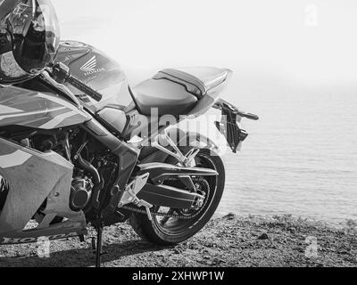 Modello giapponese Honda modello CBR 650 R. Grande motocicletta sportiva Honda parcheggiata su strada. Motori sportivi. Foto in bianco e nero. Honda Super Sport Foto Stock