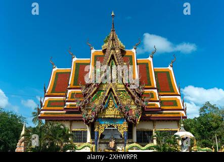 Sala di ordinazione o bot del tempio Wat Plai Laem con tetto a più livelli con serpente Naga come voluta a punta, Koh Samui, Thailandia Foto Stock