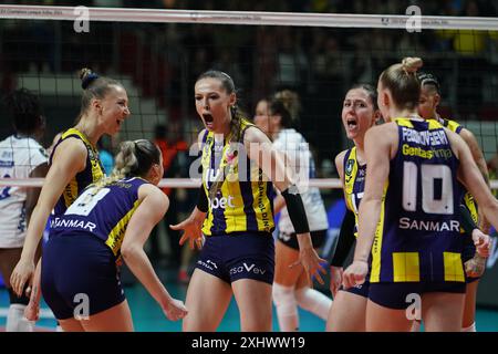 ISTANBUL, TURKIYE - 28 FEBBRAIO 2024: I giocatori Fenerbahce Opet celebrano il punteggio ottenuto durante il match Allianz MTV Stuttgart CEV Champions League Volley Foto Stock