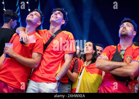 Fußballfans verfolgen auf der Berliner Fanzone am Brandenburger Tor anlässlich der Fußballeuropameisterschaft UEFA EURO 2024 das finale Spanien gegen Inghilterra. / I tifosi di calcio guardano la finale tra Spagna e Inghilterra nella zona tifosi di Berlino alla porta di Brandeburgo in occasione del Campionato europeo di calcio UEFA EURO 2024. Foto-foto/K.M.Krause *** i tifosi di calcio guardano la finale tra Spagna e Inghilterra nella zona tifosi di Berlino alla porta di Brandeburgo in occasione del Campionato europeo di calcio UEFA EURO 2024 i tifosi di calcio guardano la finale tra Spagna e Inghilterra alla B Foto Stock