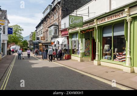 Persone turisti visitatori che camminano nel centro della città in Spring Lake Road Keswick Cumbria Inghilterra Regno Unito Gran Bretagna Foto Stock