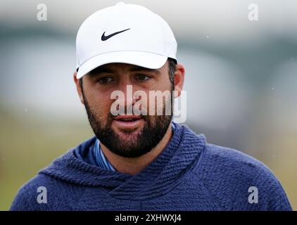 Scottie Scheffler degli Stati Uniti davanti all'Open al Royal Troon, South Ayrshire, Scozia. Data foto: Martedì 16 luglio 2024. Foto Stock