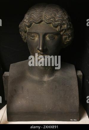 Testa scultorea di una figura amazzonica di tipo Napoli-Tivoli, che mostra dettagli del viso, capelli ed espressioni tipiche delle rappresentazioni classiche. Foto Stock