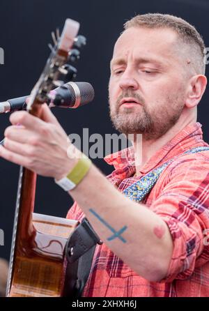 Ross Wilson, (codice Blue Rose) che suona dal vivo sul palco del festival musicale Gate to Southwell del 2024. Foto Stock