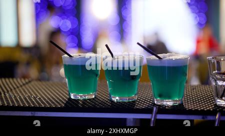 Tre cocktail alcolici identici in bicchieri. Tre cocktail al bar. Foto Stock