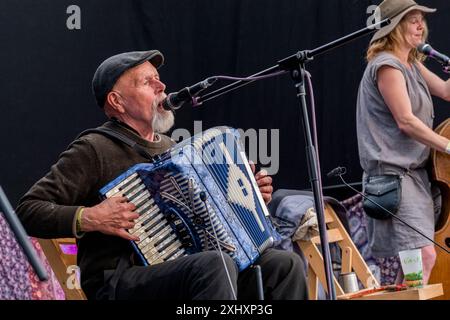 Il gruppo Whisky Moon Face si esibisce dal vivo sul palco del festival musicale Gate to Southwell del 2024, in Inghilterra. Foto Stock