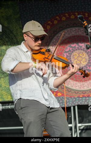 Il gruppo Jolly Grogsters si esibisce dal vivo sul palco del festival musicale Gate to Southwell del 2024, in Inghilterra. Foto Stock