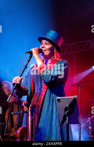 Il cantautore americano Rhiannon Giddens vincitore del Grammy Award e del Pulitzer Award si esibisce al festival musicale Gate to Southwell del 2024, in Inghilterra. Foto Stock