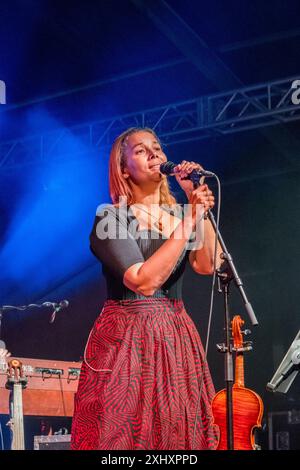 Il cantautore americano Rhiannon Giddens vincitore del Grammy Award e del Pulitzer Award si esibisce al festival musicale Gate to Southwell del 2024, in Inghilterra. Foto Stock