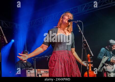 Il cantautore americano Rhiannon Giddens vincitore del Grammy Award e del Pulitzer Award si esibisce al festival musicale Gate to Southwell del 2024, in Inghilterra. Foto Stock