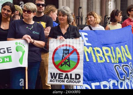 Londra, Inghilterra, Regno Unito. 16 luglio 2024. SARAH FINCH (c) partecipa alla protesta. Amici della Terra e altri attivisti si sono riuniti al di fuori della Royal Courts of Justice mentre inizia la sfida legale alla miniera di carbone di Whitehaven in Cumbria. (Credit Image: © Vuk Valcic/ZUMA Press Wire) SOLO PER USO EDITORIALE! Non per USO commerciale! Crediti: ZUMA Press, Inc./Alamy Live News Foto Stock