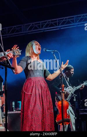 Il cantautore americano Rhiannon Giddens vincitore del Grammy Award e del Pulitzer Award si esibisce al festival musicale Gate to Southwell del 2024, in Inghilterra. Foto Stock