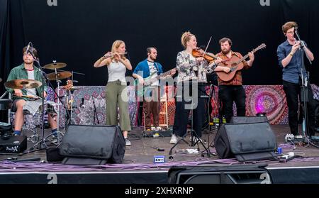 Il gruppo folk di Birmingham Juniper, che si esibisce dal vivo sul palco del 2024 Gate to Southwell Music Festival, Inghilterra. Foto Stock