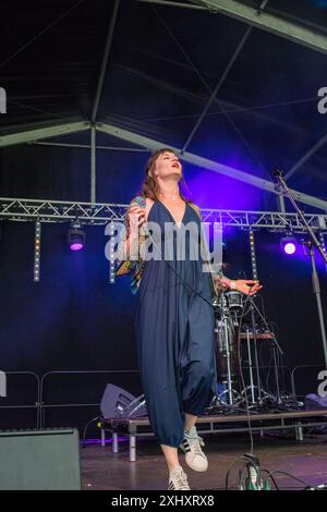 Gruppo collettivo Cable Street che si esibisce dal vivo sul palco del 2024 Gate to Southwell Music Festival, Inghilterra. Foto Stock