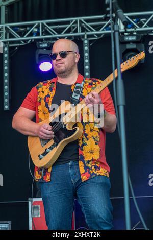 Gruppo collettivo Cable Street che si esibisce dal vivo sul palco del 2024 Gate to Southwell Music Festival, Inghilterra. Foto Stock