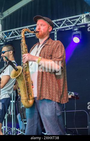 Gruppo collettivo Cable Street che si esibisce dal vivo sul palco del 2024 Gate to Southwell Music Festival, Inghilterra. Foto Stock