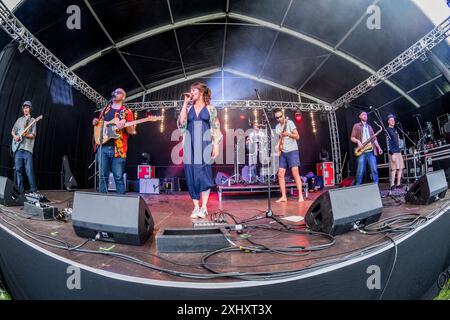 Gruppo collettivo Cable Street che si esibisce dal vivo sul palco del 2024 Gate to Southwell Music Festival, Inghilterra. Foto Stock