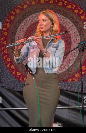 Il gruppo folk di Birmingham Juniper, che si esibisce dal vivo sul palco del 2024 Gate to Southwell Music Festival, Inghilterra. Foto Stock