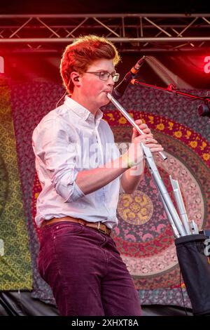 Il gruppo folk di Birmingham Juniper, che si esibisce dal vivo sul palco del 2024 Gate to Southwell Music Festival, Inghilterra. Foto Stock