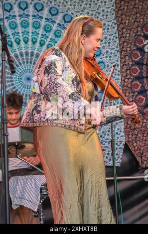 Il gruppo folk di Birmingham Juniper, che si esibisce dal vivo sul palco del 2024 Gate to Southwell Music Festival, Inghilterra. Foto Stock