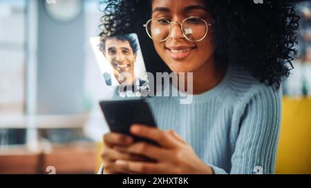 Concetto di incontri in realtà aumentata: Awesome Black Girl utilizza lo smartphone per la navigazione nell'app di incontri sui social media. Adorabile giovane donna brasiliana alla ricerca del vero amore con l'aiuto di un software basato sull'intelligenza artificiale Foto Stock