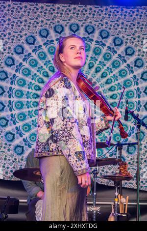 Il gruppo folk di Birmingham Juniper, che si esibisce dal vivo sul palco del 2024 Gate to Southwell Music Festival, Inghilterra. Foto Stock