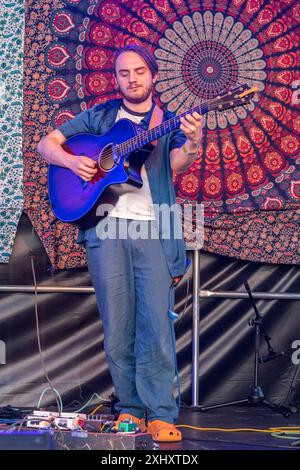 Il gruppo folk di Birmingham Juniper, che si esibisce dal vivo sul palco del 2024 Gate to Southwell Music Festival, Inghilterra. Foto Stock