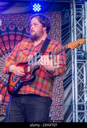 Il gruppo folk di Birmingham Juniper, che si esibisce dal vivo sul palco del 2024 Gate to Southwell Music Festival, Inghilterra. Foto Stock