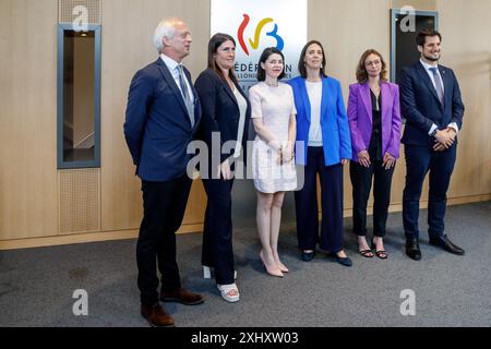 Federazione Vallonia - Bruxelles Ministro della salute, delle pari opportunità e dei diritti della donna Yves Coppieters, Federazione Vallonia - Bruxelles Ministro della pubblica amministrazione, della semplificazione amministrativa e delle tecnologie dell'informazione, dello sport (duplice competenza), dei media e della Vallonia-Bruxelles istruzione Jacqueline Galant, Federazione Vallonia - Bruxelles Vice-Ministro-presidente e Ministro dell'istruzione Valerie Glatigny, Federazione Vallonia - Bruxelles Ministro Presidente Elisabeth Degryse, Federazione Vallonia - Bruxelles vicepresidente e Ministro dei servizi per l'infanzia, la gioventù e la gioventù nell'FWB Foto Stock