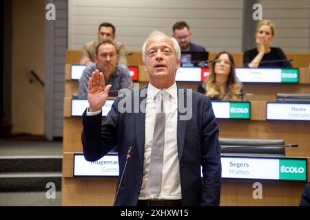 Bruxelles, Belgio. 16 luglio 2024. Federazione Vallonia - Bruxelles Ministro della salute, delle pari opportunità e dei diritti della donna Yves Coppieters presta giuramento in una sessione plenaria del parlamento della Federazione Vallonia-Bruxelles (Federazione Vallonia Bruxelles - Federatie Wallonie Brussel) a Bruxelles, martedì 16 luglio 2024. I nuovi ministri prestano giuramento prima dell'inizio della sessione plenaria di oggi. BELGA FOTO HATIM KAGHAT credito: Belga News Agency/Alamy Live News Foto Stock