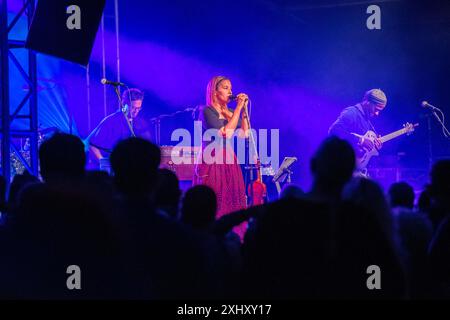 Il cantautore americano Rhiannon Giddens vincitore del Grammy Award e del Pulitzer Award si esibisce al festival musicale Gate to Southwell del 2024, in Inghilterra. Foto Stock