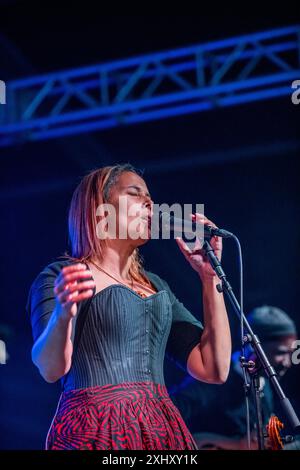 Il cantautore americano Rhiannon Giddens vincitore del Grammy Award e del Pulitzer Award si esibisce al festival musicale Gate to Southwell del 2024, in Inghilterra. Foto Stock