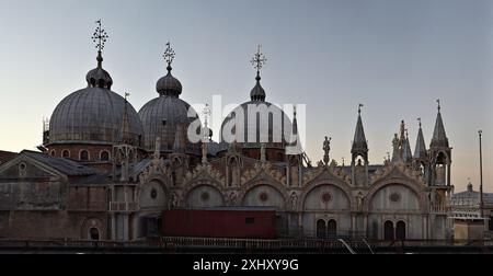 Vista sopraelevata delle cupole della Cattedrale di San Marco a Venezia, della Basilica di San Marco e vista panoramica a nord delle statue, delle sculture e dei dettagli decorativi Foto Stock