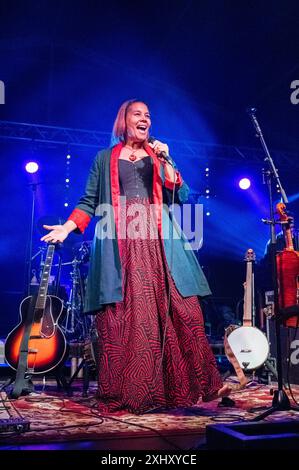 Il cantautore americano Rhiannon Giddens vincitore del Grammy Award e del Pulitzer Award si esibisce al festival musicale Gate to Southwell del 2024, in Inghilterra. Foto Stock