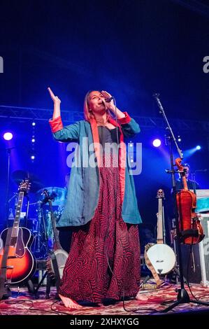 Il cantautore americano Rhiannon Giddens vincitore del Grammy Award e del Pulitzer Award si esibisce al festival musicale Gate to Southwell del 2024, in Inghilterra. Foto Stock