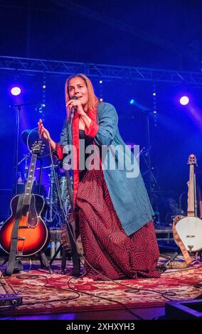 Il cantautore americano Rhiannon Giddens vincitore del Grammy Award e del Pulitzer Award si esibisce al festival musicale Gate to Southwell del 2024, in Inghilterra. Foto Stock