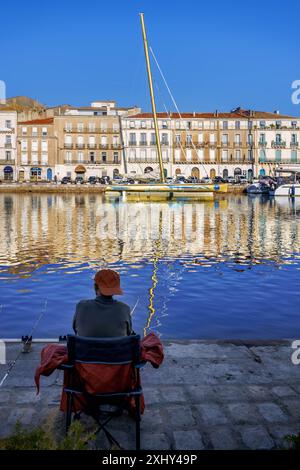 FRANCIA. OCCITANY. HERAULT (34) SETE. ANGLER DI FRONTE AL TRIMARANO DI FLORENCE ARTHAUD EX PIERRE 1ER Foto Stock