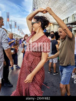 FRANCIA. OCCITANY. HERAULT (34) SETE. ATMOSFERA AL FETE DE LA SAINT-LOUIS. UNA COPPIA CHE BALLAVA ROCK'N'ROLL Foto Stock